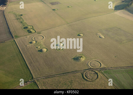 AREA DI STONEHENGE, Wiltshire. Vista aerea di Normanton giù il cimitero di Barrow / Bush Barrow. Foto Stock