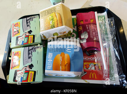 Australian mcdonald's hamburger, patatine fritte e torta di mele su un vassoio Foto Stock
