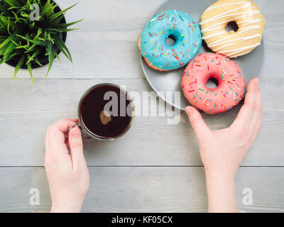 Le ciambelle su sfondo blu , copia spazio, vista dall'alto Foto Stock