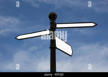 Blank cartello stradale sul cielo azzurro sfondo con spazio di copia Foto Stock