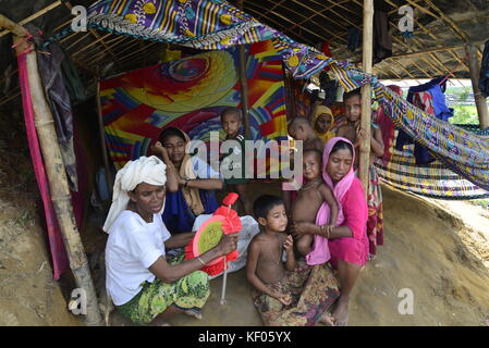 Un rifugiato rohingya membro della famiglia siede in casa loro a palongkhali campo di fortuna in Cox bazar, Bangladesh, ottobre 06, 2017. Secondo Foto Stock