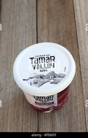 Tamar Valley dairy fragola e berry yogurt aromatizzati contro lo sfondo di legno Foto Stock