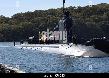 I marinai della Marina degli Stati Uniti sono in cima al sottomarino d'attacco rapido USS Missouri della Marina degli Stati Uniti mentre arriva alla Naval Submarine base New London il 4 ottobre 2017 a Groton, Connecticut. Foto Stock