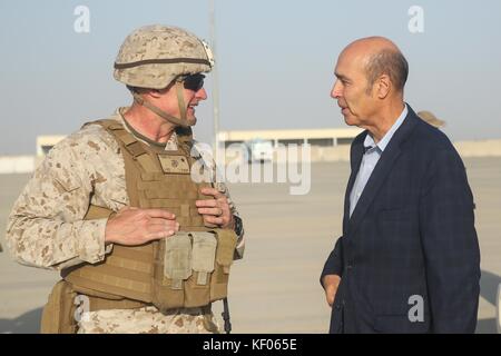 Il comandante generale del corpo dei Marines degli Stati Uniti Roger Turner (a sinistra) parla con l'ambasciata degli Stati Uniti a Kabul l'ambasciatore della carica speciale d'affari Hugo Llorens al Bastion Airfield il 12 ottobre 2017 vicino a Lashkar Gah, provincia di Helmand, Afghanistan. Foto Stock