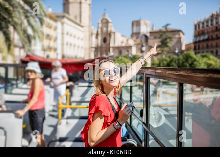 Donna che viaggia nella città di Valencia Foto Stock