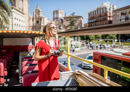 Donna che viaggia nella città di Valencia Foto Stock