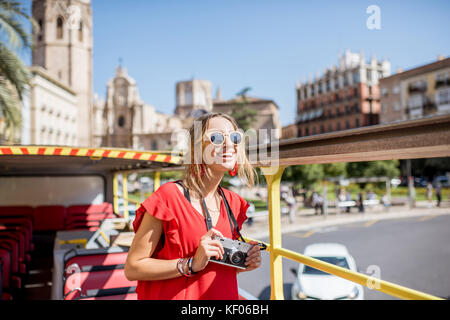 Donna che viaggia nella città di Valencia Foto Stock