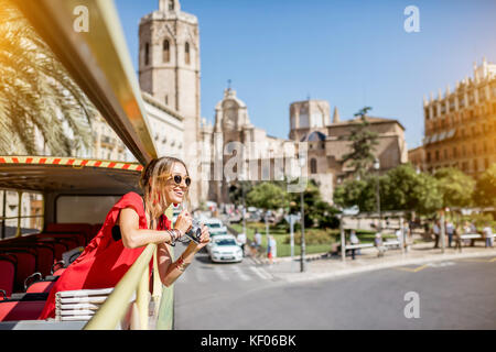 Donna che viaggia nella città di Valencia Foto Stock