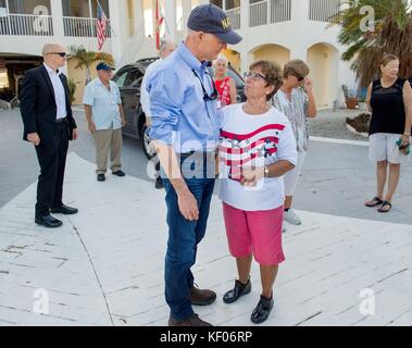 Il governatore della Florida Rick Scott visita i residenti della Florida durante il disaster recovery a seguito dell'uragano Irma il 25 settembre 2017 a Cudjoe Key, Florida. Foto Stock