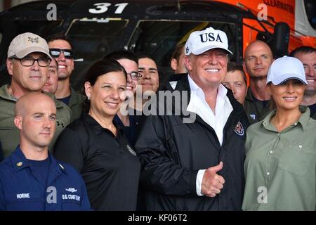 Il segretario all'energia degli Stati Uniti Rick Perry (a sinistra), il segretario alla sicurezza interna Elaine Duke, il presidente degli Stati Uniti Donald Trump e la First Lady Melania Trump incontrano gli ufficiali della Guardia Costiera degli Stati Uniti in seguito all'uragano Irma, 14 settembre 2017 a ft. Myers, Florida. Foto Stock