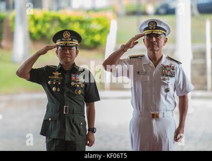 Il capo di stato maggiore delle forze armate filippine Eduardo Ano (a sinistra) e il comandante del Pacific Command (PACOM) Harry Harris salutano durante una cerimonia d'onore presso il quartier generale del Camp H.M. Smith PACOM il 28 settembre 2017 ad Aiea, Hawaii. Foto Stock