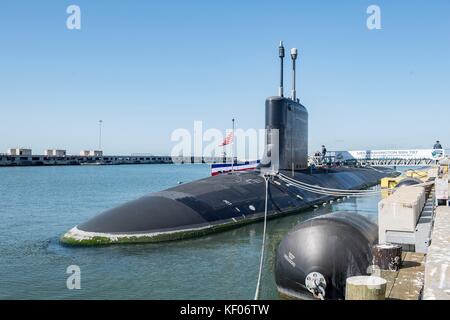 La marina degli Stati Uniti Virginia-classe fast-attacco sommergibile uss washington mori pier lato in preparazione per la sua cerimonia di messa in servizio il 4 ottobre 2017 in Norfolk, Virginia. Foto Stock