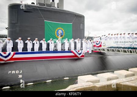 U.s. navy marinai rendere onori a bordo della marina degli Stati Uniti Virginia-classe fast-attacco sommergibile uss Washington durante la sua cerimonia di messa in servizio presso la Naval Station norfolk ottobre 7, 2017 in Norfolk, Virginia. Foto Stock