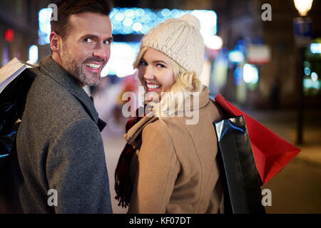 Donna elegante sorridente di 50 anni, donna matura con nastro regalo a  sorpresa, regalo di natale in mano, rossetto rosso e festa della sera Foto  stock - Alamy