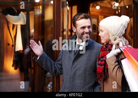 Mai abbastanza di vestiti nel tuo guardaroba Foto Stock