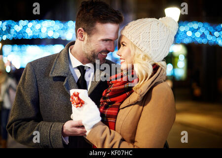 Immagine dell uomo donna donata dal piccolo presente Foto Stock