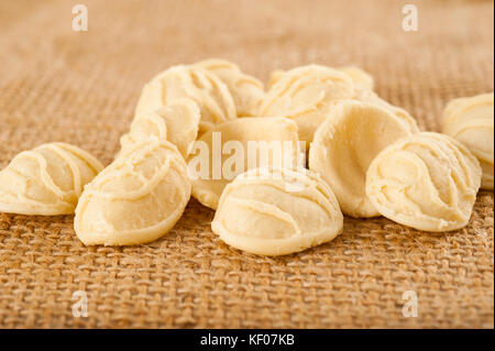 Orecchiette fatte in casa sulla iuta Foto Stock
