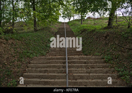 Scale in calcestruzzo di andare fino alla cima della collina Foto Stock