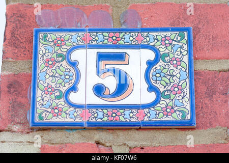 Numero civico 5 sign in piastrelle di ceramica sulla parete Foto Stock