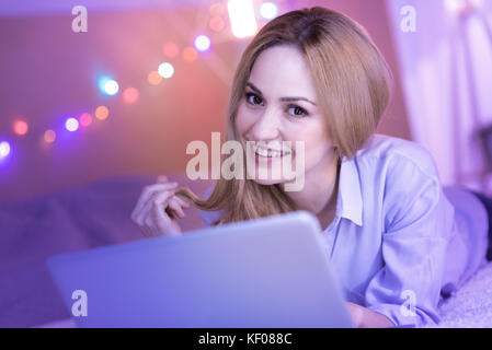 Sorridenti donna che lavorano sul proprio portatile Foto Stock