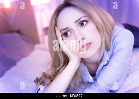 In basso nella bocca lady sdraiato sul divano Foto Stock