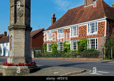 High Street e Memoriale di guerra nel villaggio di Burwash, Sussex England Regno Unito Foto Stock