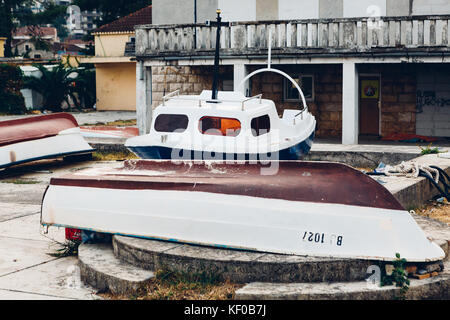 Budva, Montenegro - agosto 16, 2017: vecchie barche in budva Foto Stock