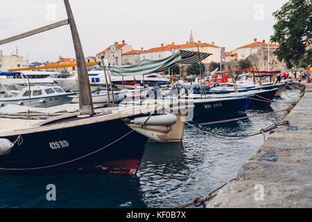 Budva, Montenegro - agosto 16, 2017: barche nel porto di Budva Foto Stock