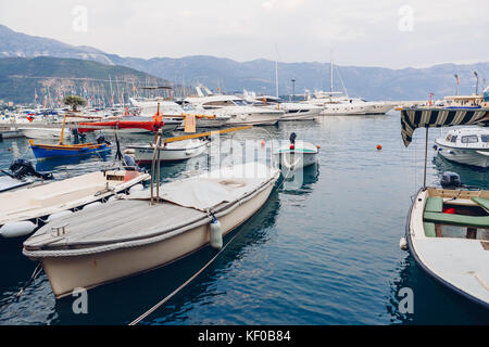 Budva, Montenegro - agosto 16, 2017: barche nel porto di Budva Foto Stock