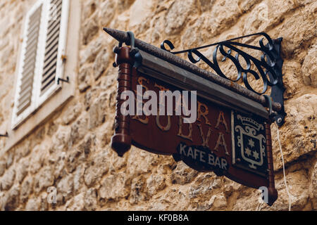 Budva, Montenegro - agosto 16, 2017: segno nella città vecchia di Budva Foto Stock