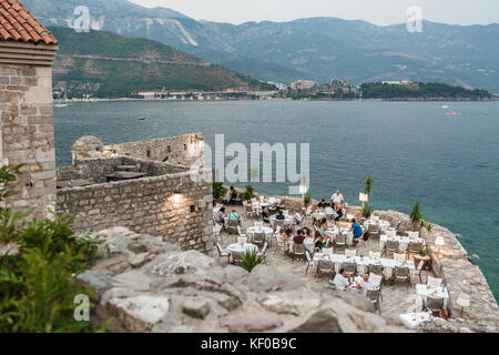 Budva, Montenegro - agosto 16, 2017: cafe nella città vecchia di Budva, Foto Stock