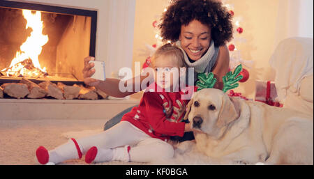 Razza mista famiglia prendendo selfie natale Foto Stock