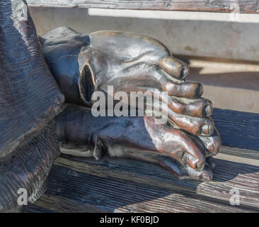 Stimmate dettaglio dei senzatetto Gesù scultura in bronzo dal canadese timothy schmalz Foto Stock