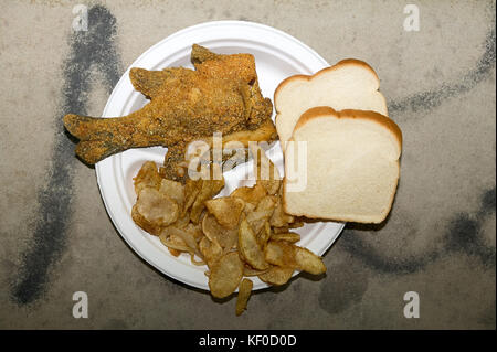 Angolo di alta vista di croccante frittura di pesce con patate e pane è servita su piastra Foto Stock