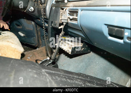 Un abstract immagine inquadrata di un vecchio caccia 4x4 interno del veicolo con radio UHF. Foto Stock