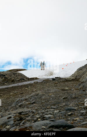 Vista posteriore di due escursionisti a piedi nella Harding Icefield nelle montagne di Alaska, Stati Uniti d'America Foto Stock