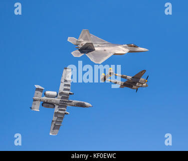 Il volo del patrimonio. Durante il 2017 california airshow internazionale, un trio di aerei militari da tre epoche diverse hanno volato insieme nella formazione. Foto Stock