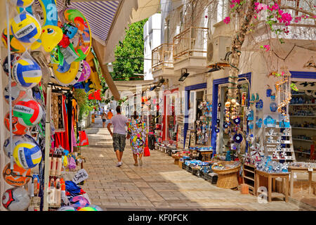 I suoi vicoli e negozi di souvenir della città di Bodrum in Mugla, nella Turchia meridionale. Foto Stock