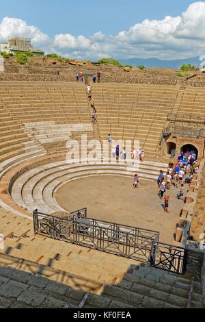 Grand Theatre presso le rovine di una città romana di Pompei a Pompei Scavi, vicino a Napoli, Italia. Foto Stock