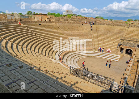 Grand Theatre presso le rovine di una città romana di Pompei a Pompei Scavi, vicino a Napoli, Italia. Foto Stock