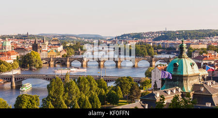 Tschechien, Prag, Moldava, Stadtansicht, Blick auf die Altstadt und die Kleinseite, Karlsbrücke, Brücken, Ausflugsboote, Schiffe, Panorama Foto Stock