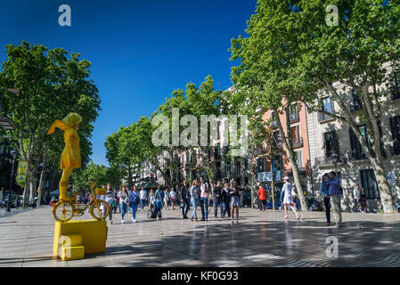 Performance di artista alla famosa Las Ramblas viale pedonale punto di riferimento nel centro della citta' di Barcellona Spagna Foto Stock