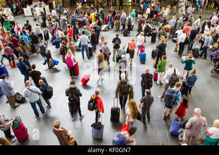 Stazione dei treni di Kings Cross, London, Regno Unito - 21 luglio 2016. Una veduta aerea di una stazione ferroviaria concourse impaccata con passeggeri e pendolari in ora di punta. Foto Stock