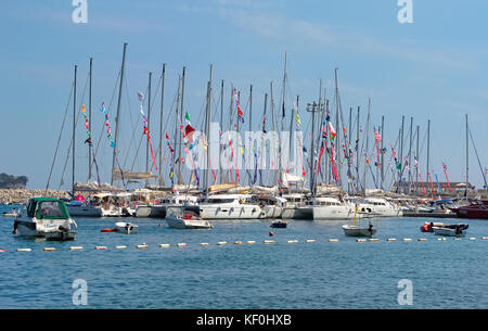 Montenegro, Budva, Riviera di Budva, vista del porticciolo per gli yacht a vela Foto Stock