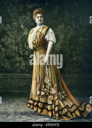 Marie Magnier come Madame Grandier in ' Miquette et sa meri ' presso il Théâtre des Variétés, Parigi, 1906. Commedia di Robert de Flers e G.A de Caillavet, costumi da Drecoll. Foto originale da Felix. Foto Stock