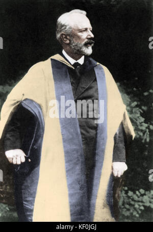 Pyotr Ilyich Tchaikovsky, ritratto del compositore russo che indossa le vesti di Cambridge University. 1840-1893 Foto Stock