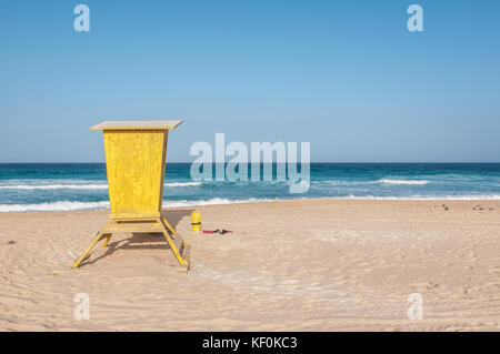 Giallo torre di avvistamento, Parque Natural de las Dunas de Corralejo, Fuerteventura, Isole Canarie, Spagna Foto Stock