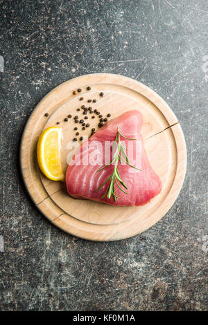 Crudo fresco bistecca di tonno sul bordo di taglio. Foto Stock