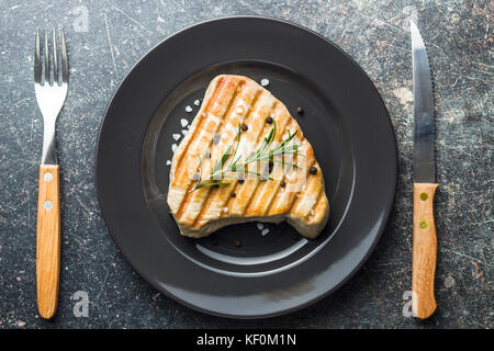 Ai ferri Bistecca di tonno sulla piastra. Foto Stock