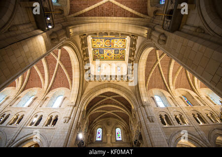 Buckfast Abbey, Buckfastleigh, Devon. Una notevole e bella adoperano dai monaci benedettini, impostato in un bellissimo giardino e con awe-inspiring interno Foto Stock